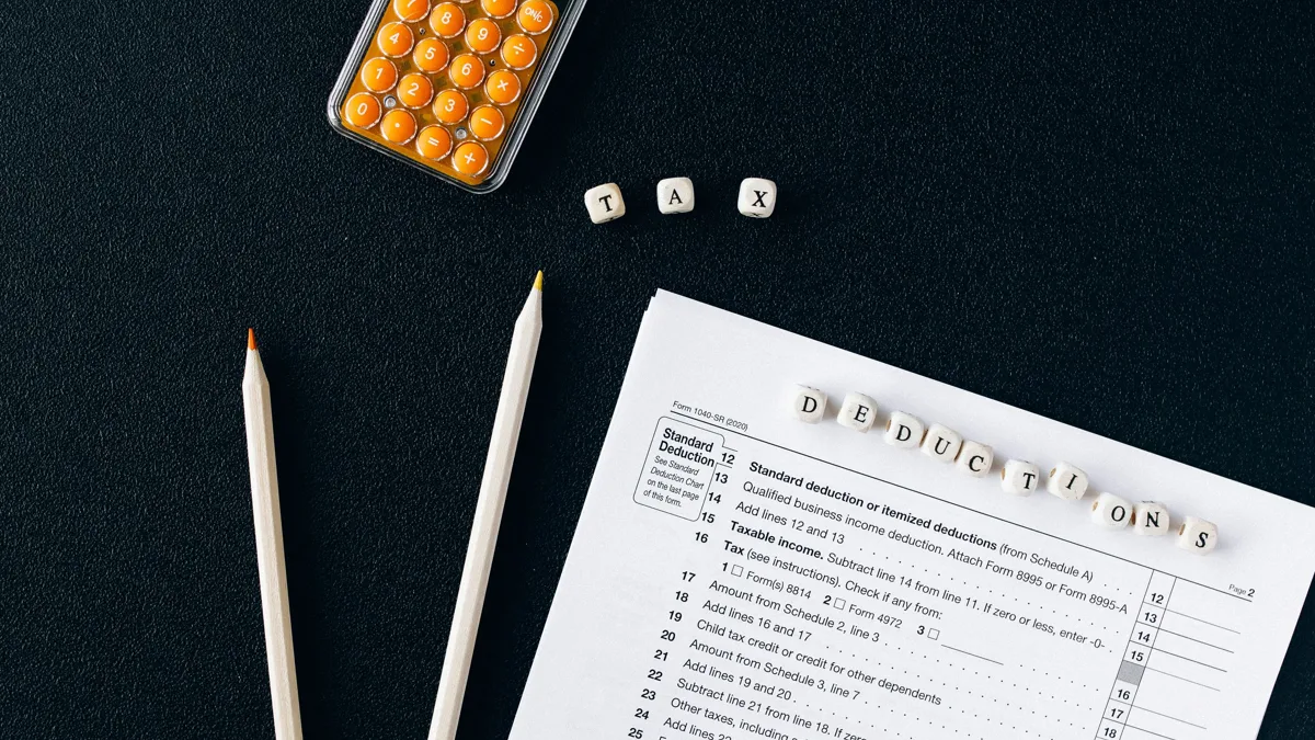 Calculatrice, facture et étiquettes de prix affichant HT et TTC sur un bureau lumineux
